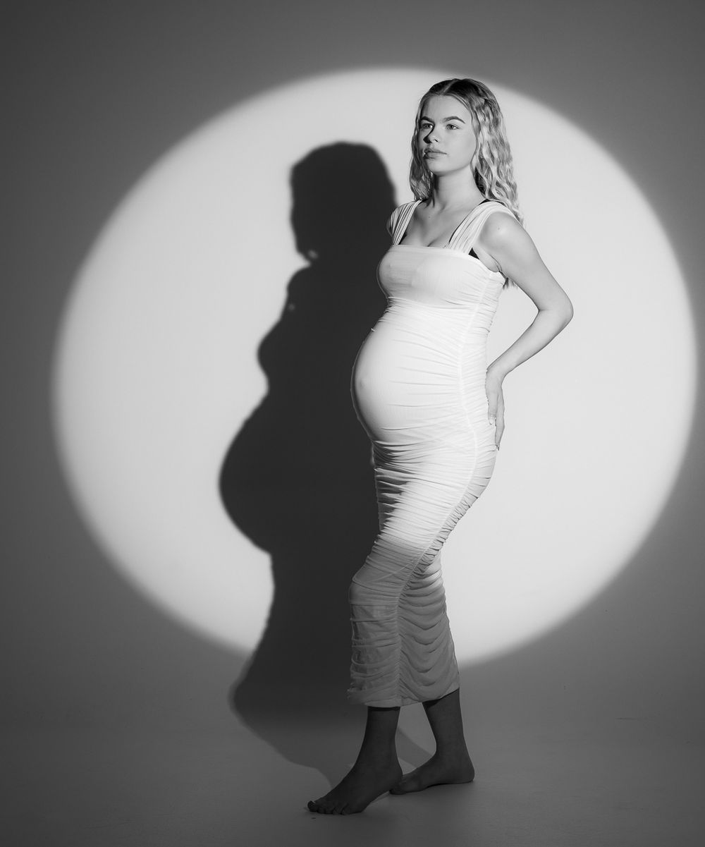 Gravid fotografering i naturligt lys – forevig din smukke ventetid hos Fotograf Kristian Bast · Book din fotosession på bybast.dk i dag!
