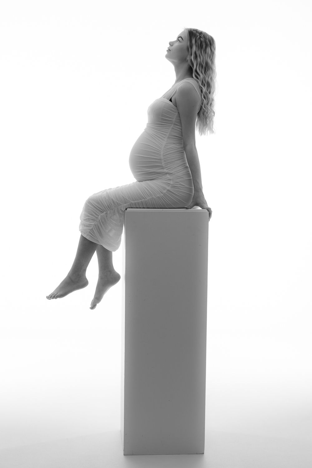 Gravid fotografering i naturligt lys – forevig din smukke ventetid hos Fotograf Kristian Bast · Book din fotosession på bybast.dk i dag!
