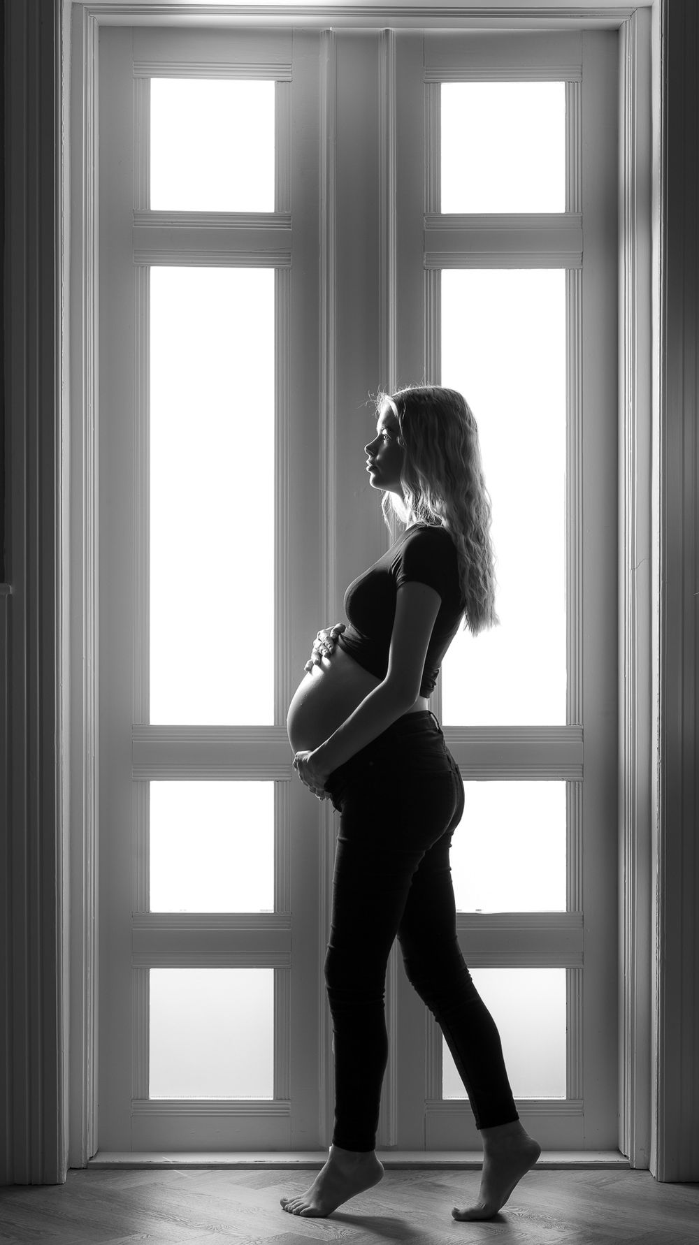Gravid fotografering i naturligt lys – forevig din smukke ventetid hos Fotograf Kristian Bast · Book din fotosession på bybast.dk i dag!