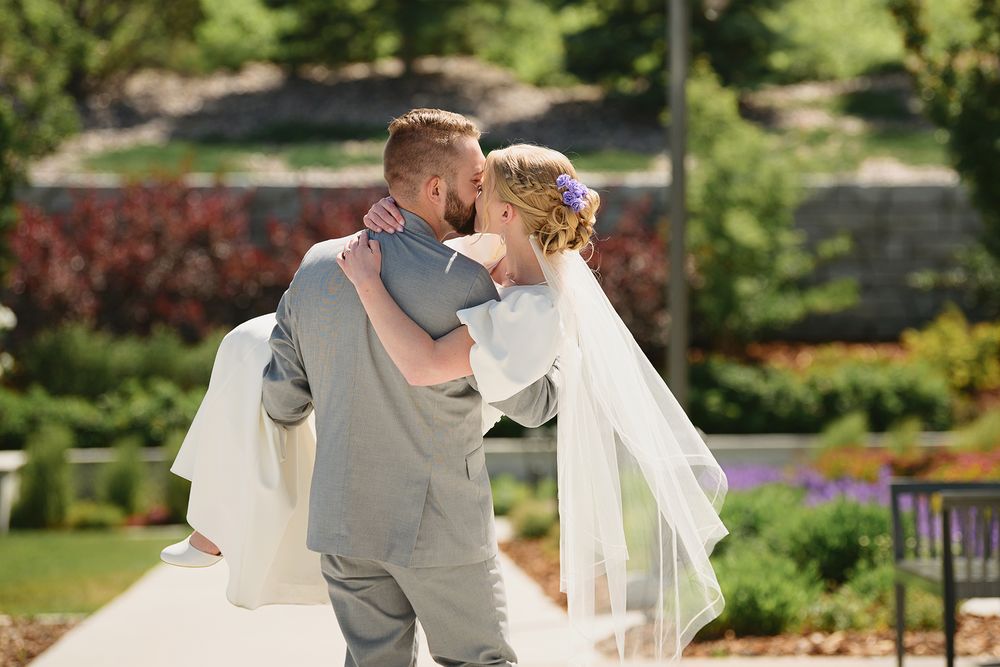 Blackfoot wedding photographer ShutterGirl bride and groom candid photos at Pocatello Idaho temple