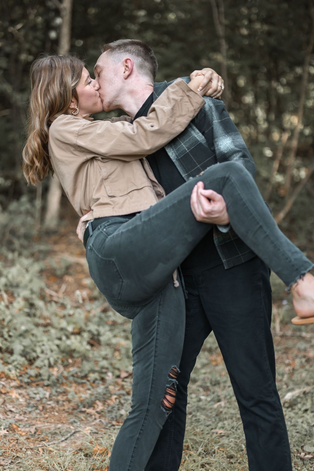 Romantic couple sharing a passionate moment during their outdoor photo session.