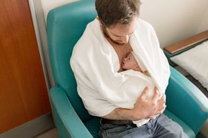 Dad doing skin to skin during birth photography session in Fort Wayne Indiana