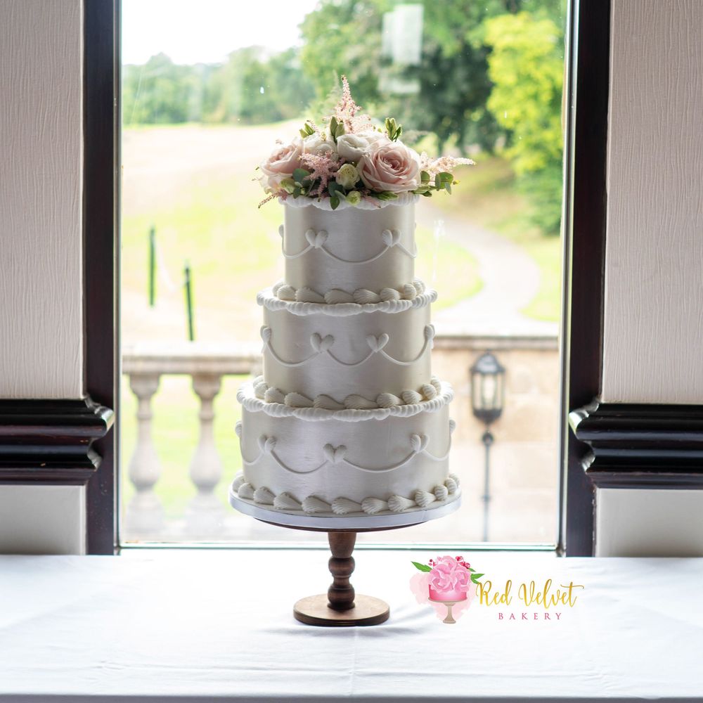 3 tier lambeth style wedding cake with fresh flowers
