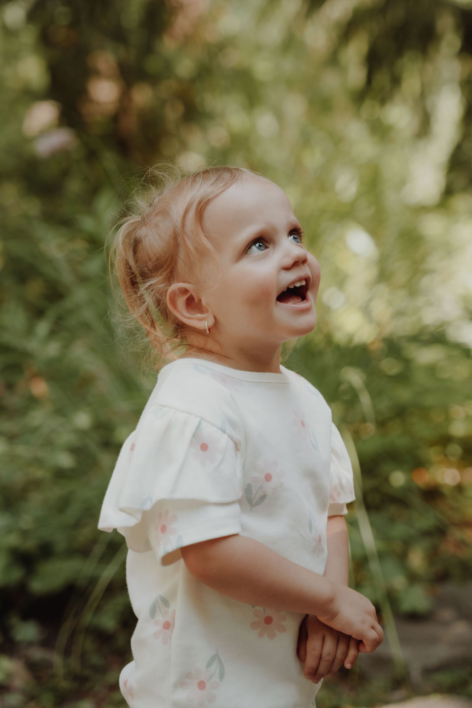 Photographie d''un enfant qui rit au Centre Nature de Laval.