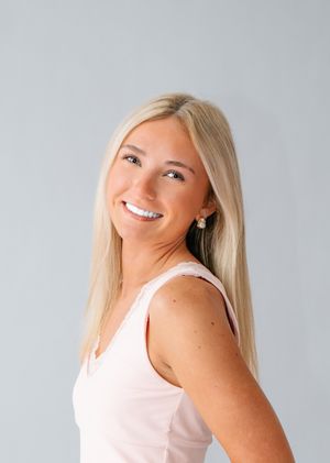 Natural lifestyle portraits in pink tank top with genuine expressions.