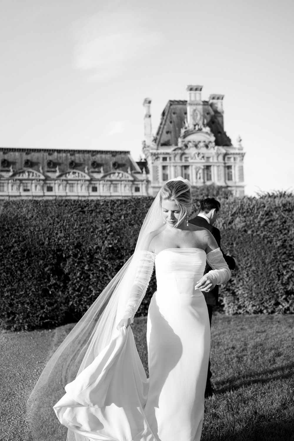Romantic black and white wedding photo sequence showing a couple dancing in a garden. Paris editorial elopement photographer.