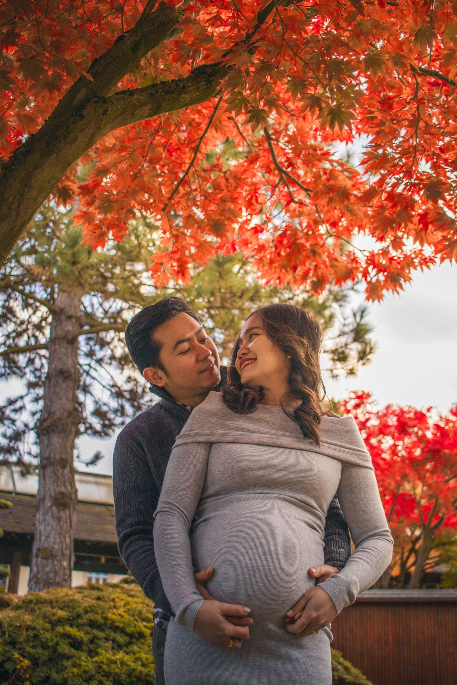 cinematic maternity portrait session for a couple in hamburg during golden hour