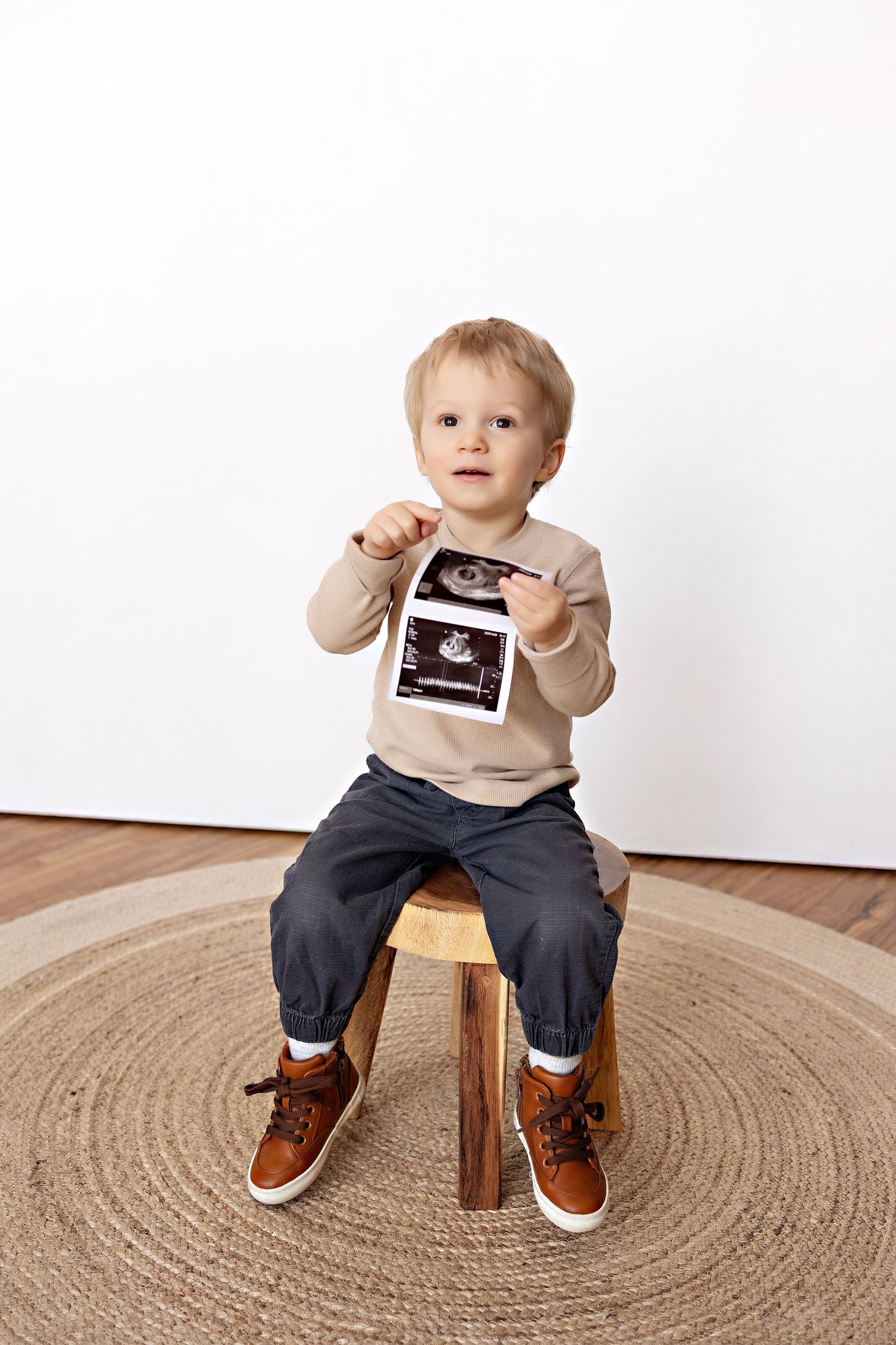 Newborn photography Watertown WI family photographer maternity pregnancy announcement