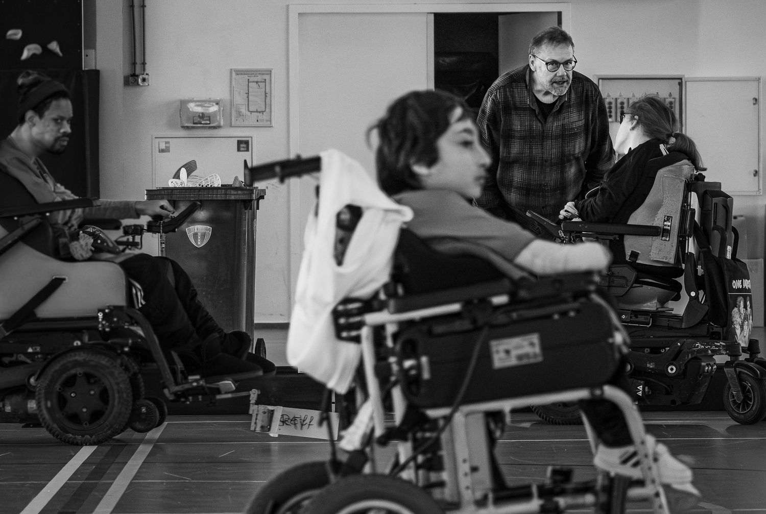 reportagefoto van vader bij gehandicaptenhockeywedstrijd van dochter