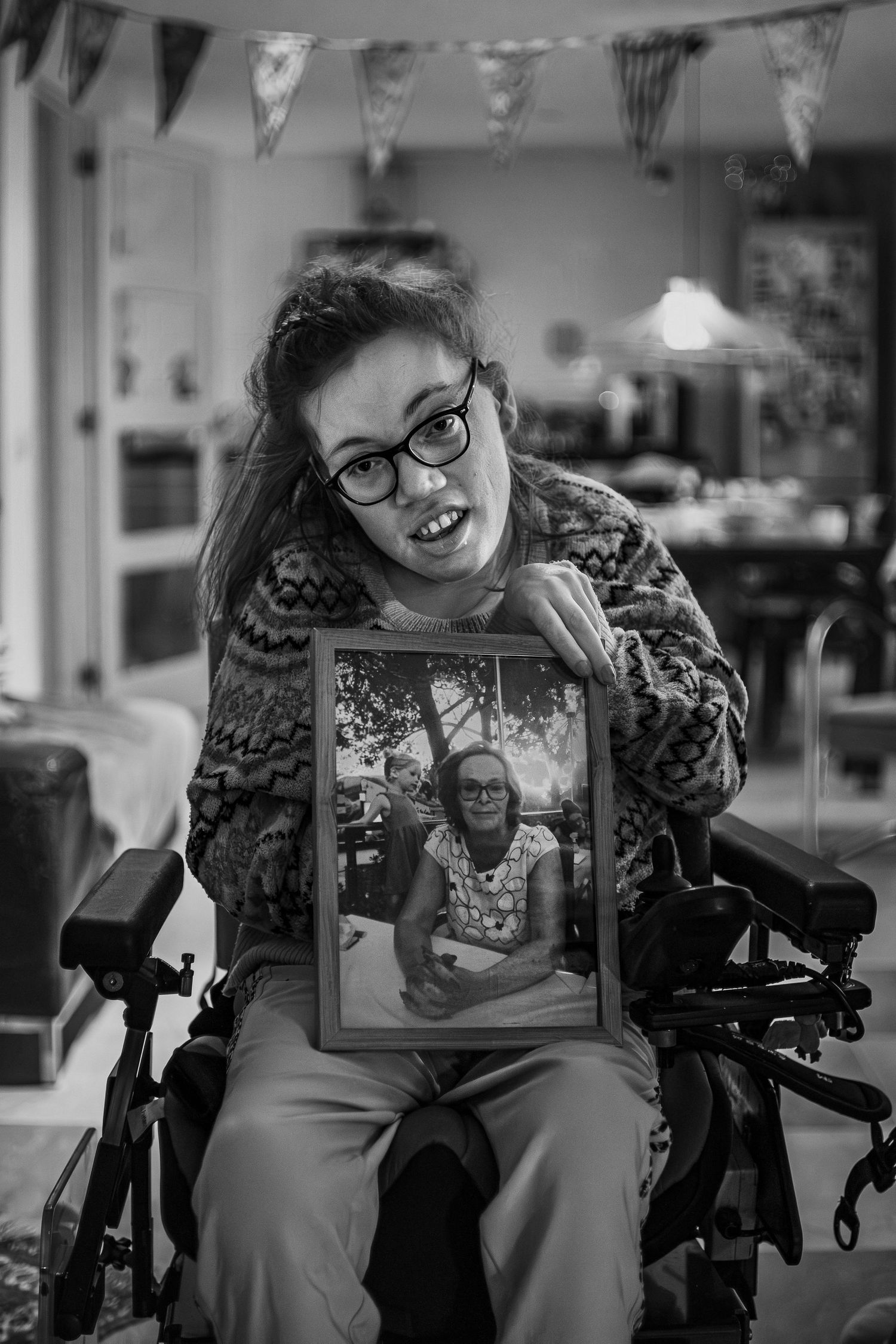 Reportagefoto van dochter met overleden moeder