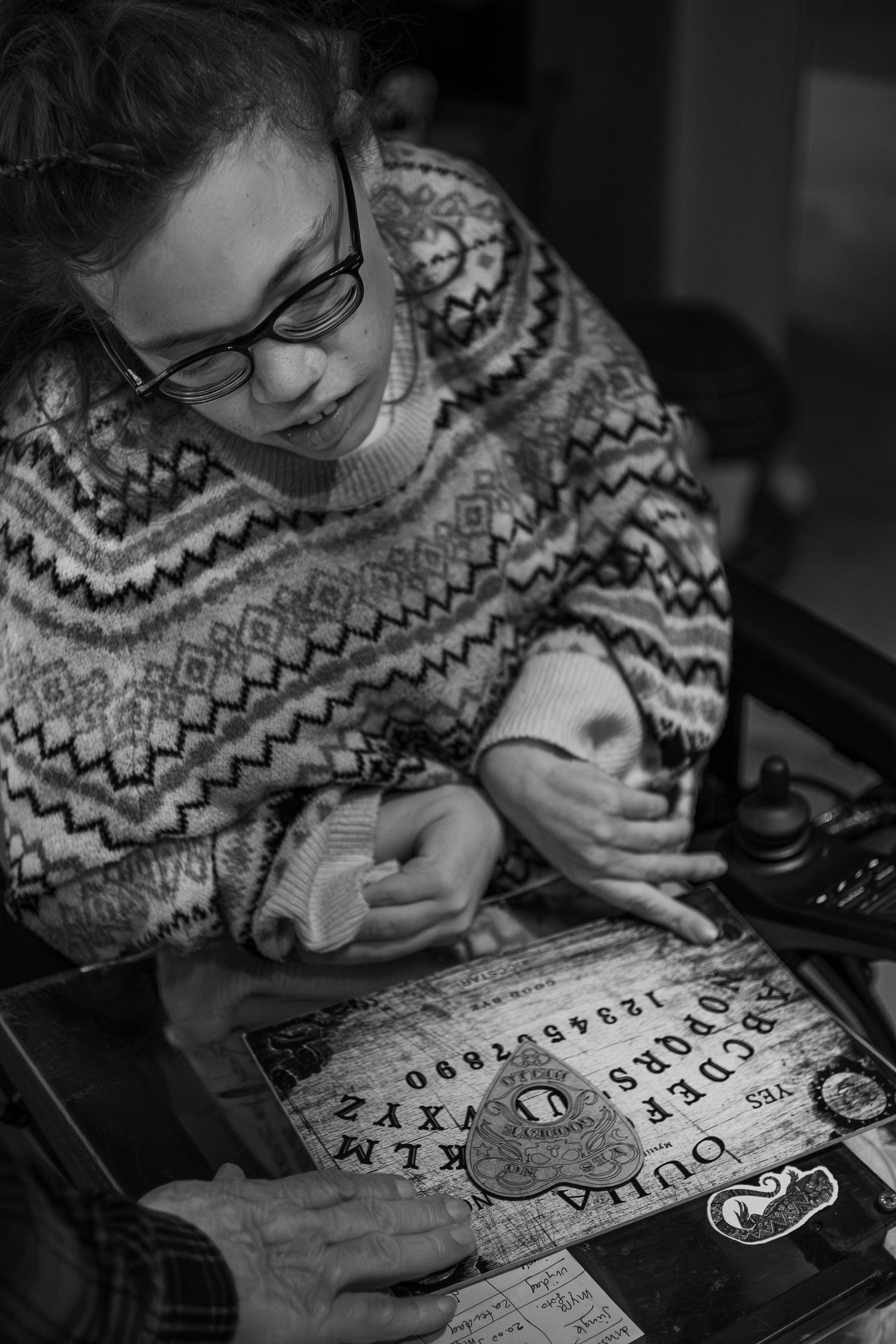 Reportagefoto van dochter met ouija bord