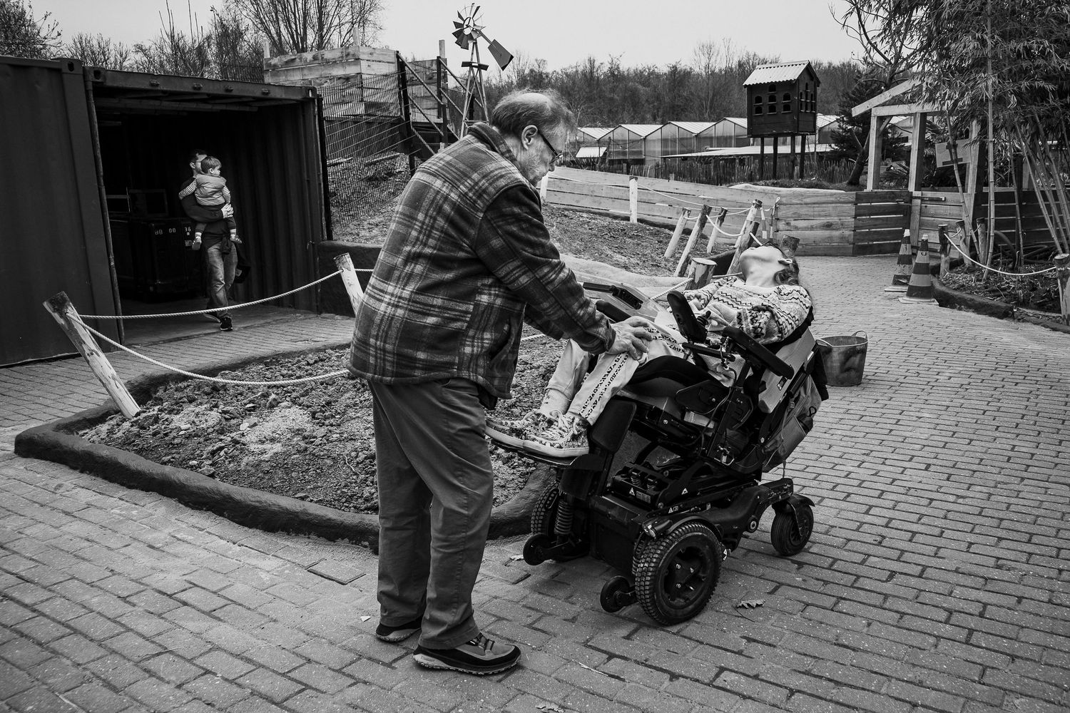 Reportagefoto van vader het dochter rekken tegen pijn