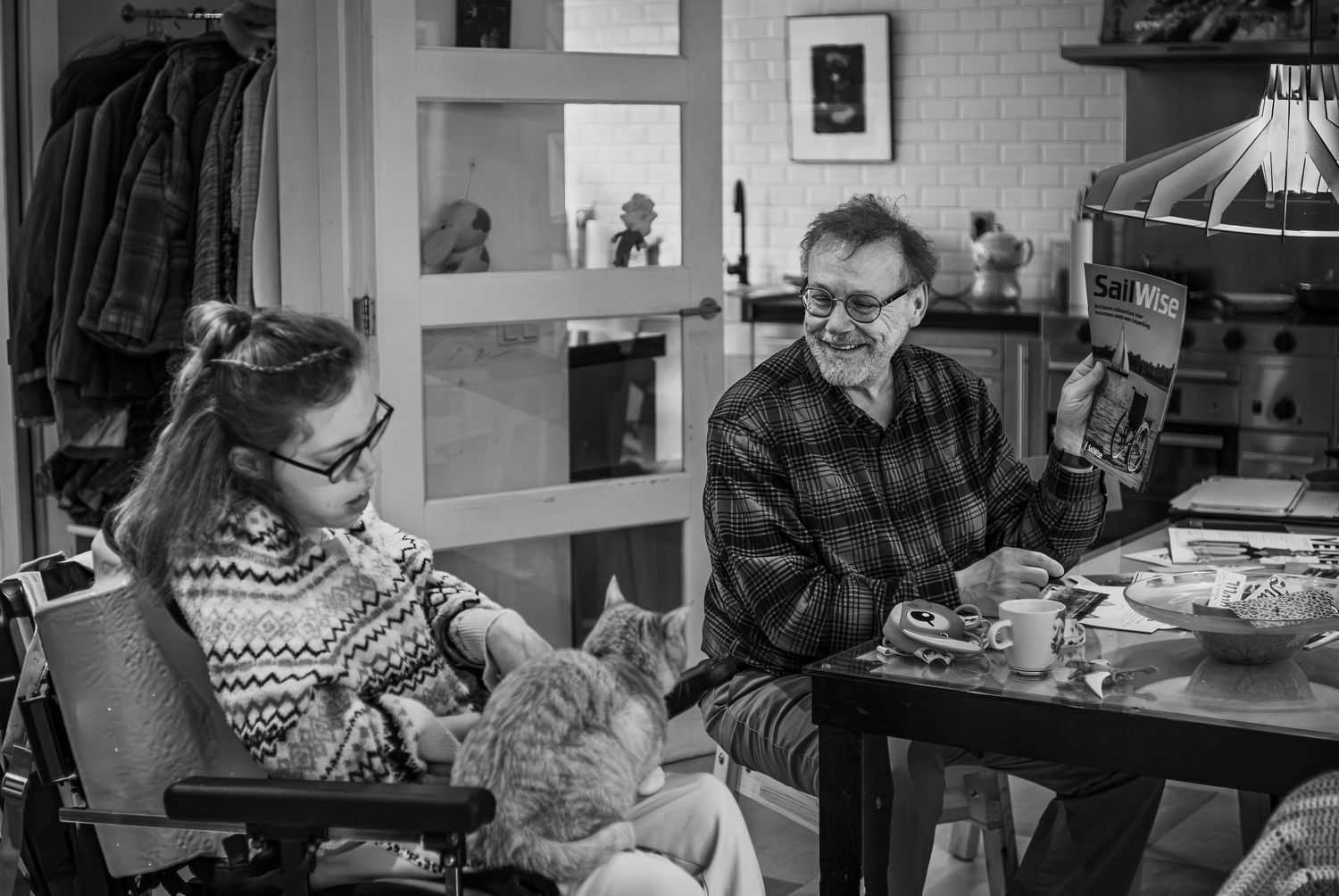 Reportagefoto van vader en dochter aan tafel in woonkamer