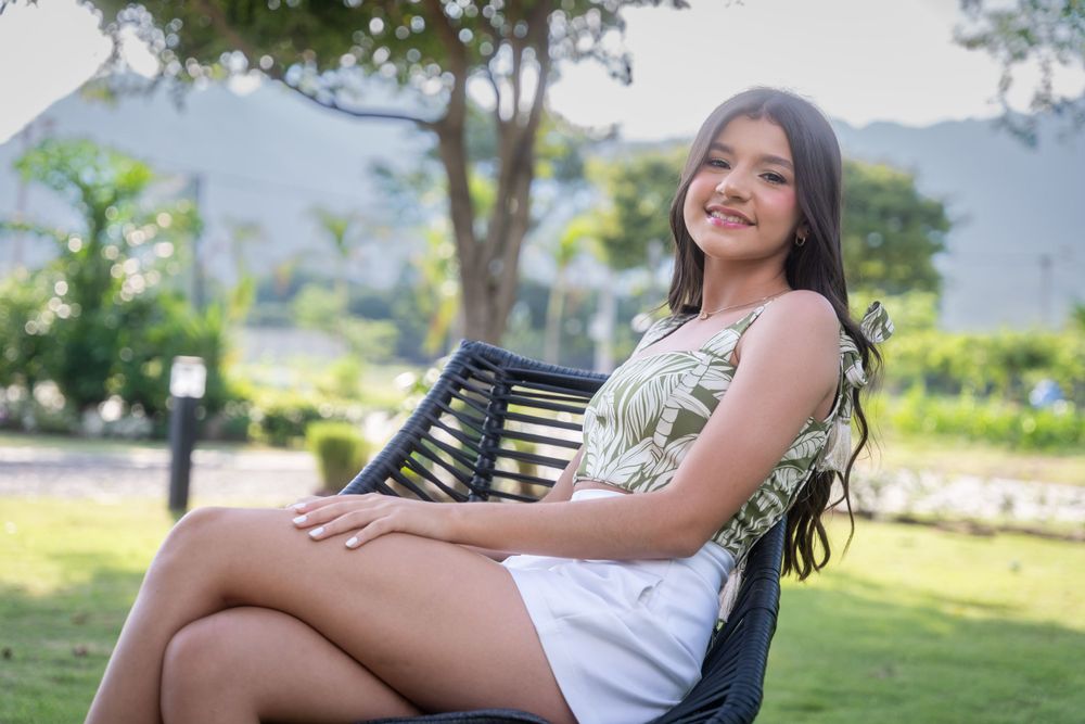 Retrato de quinceañera en Valledupar con vestido rosa y decoración con globos