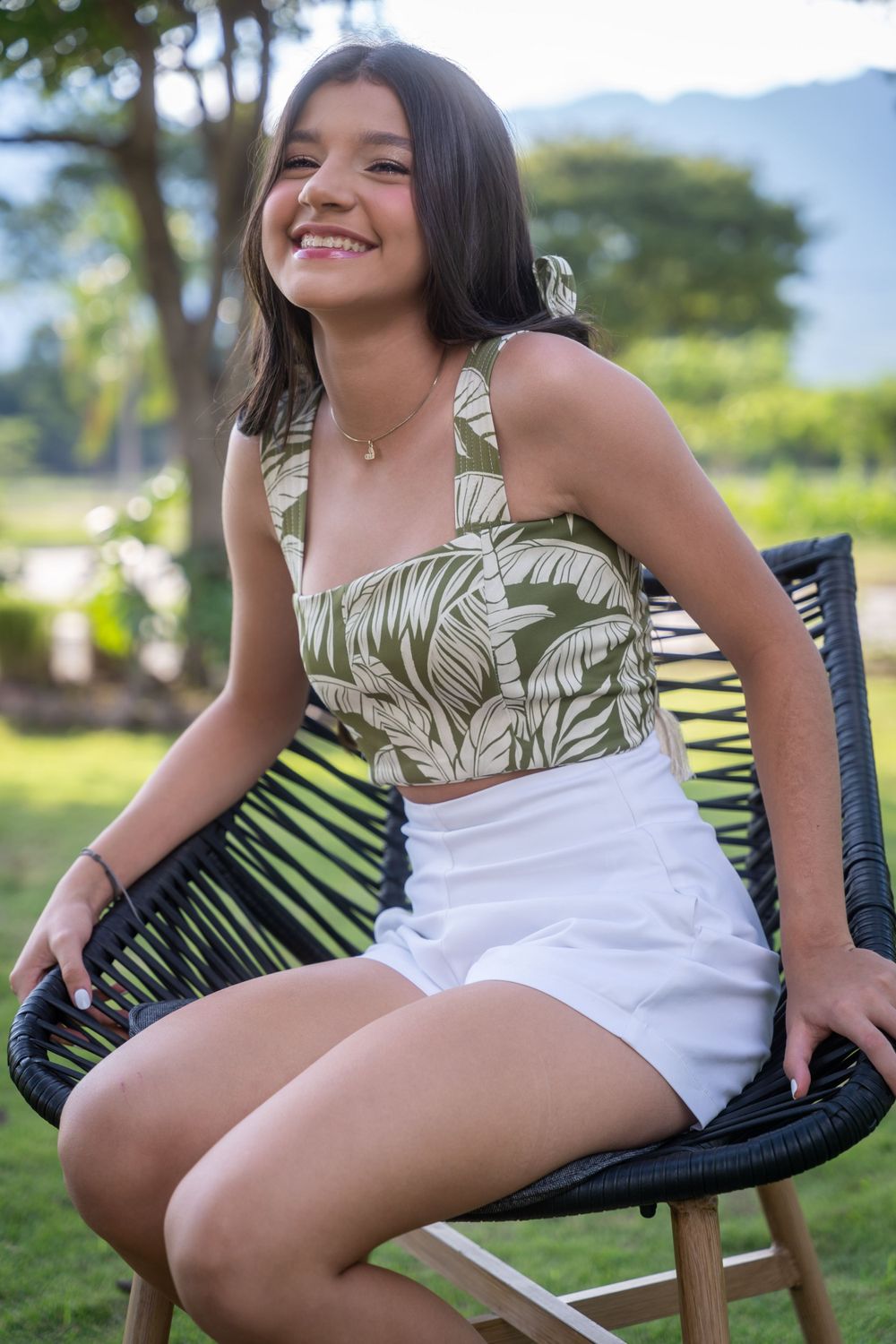 Retrato de quinceañera en Valledupar con vestido rosa y decoración con globos