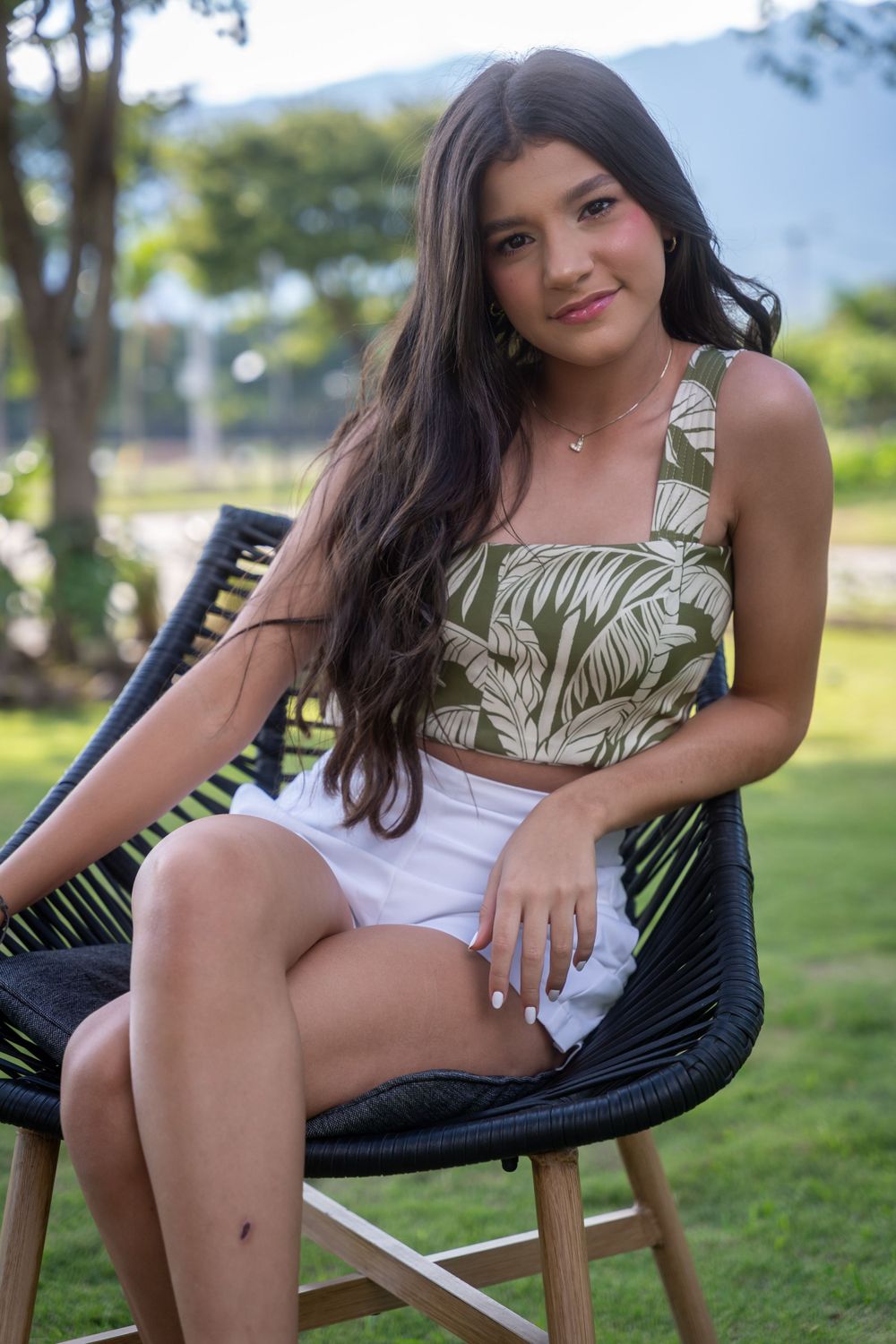 Retrato de quinceañera en Valledupar con vestido rosa y decoración con globos