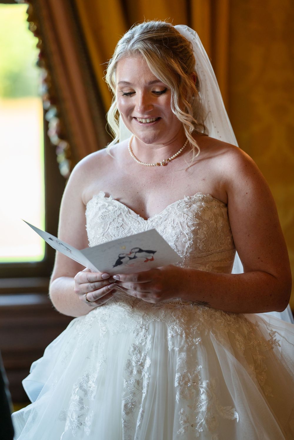 Bruid leest haar geloftes voor tijdens een trouwceremonie in kasteel Ruurlo.