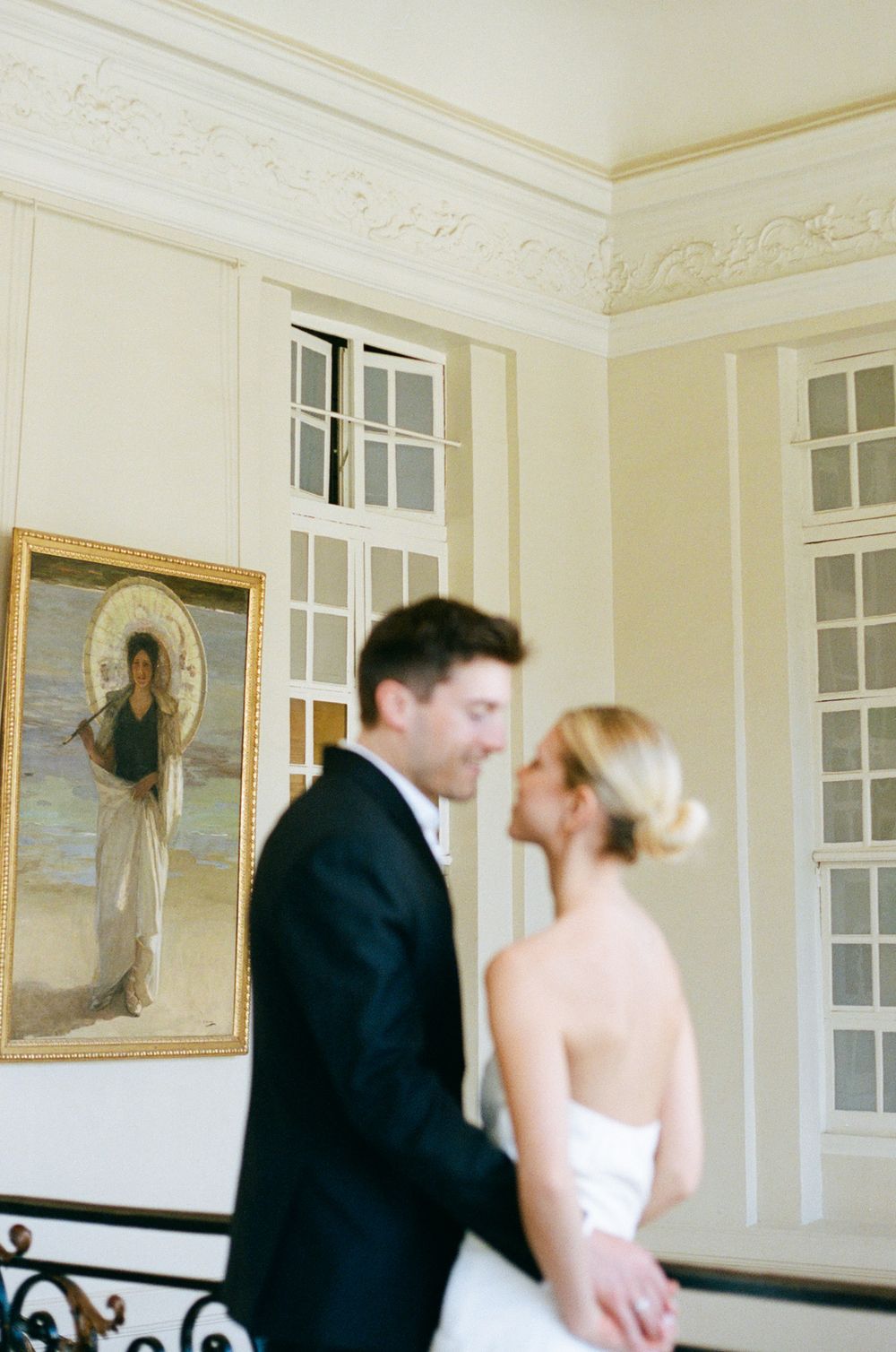 "Paris photoshoot locations at Musée Rodin, capturing timeless film wedding photos in a museum setting."