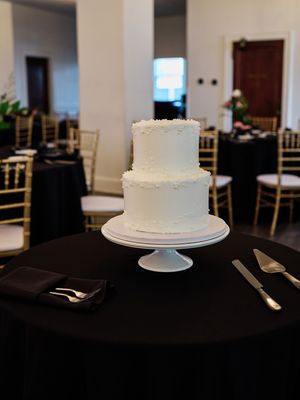 White wedding cake in an elegant reception venue setting.

Indiana Weddings
Illinois Weddings
Michigan Weddings
Weddings