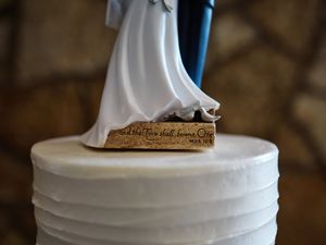 Detail of wedding cake topper.

Indiana Weddings
Illinois Weddings
Michigan Weddings
Weddings