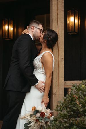 Wedding couple portraits at 924 on Main wedding venue in Broken Arrow, Oklahoma