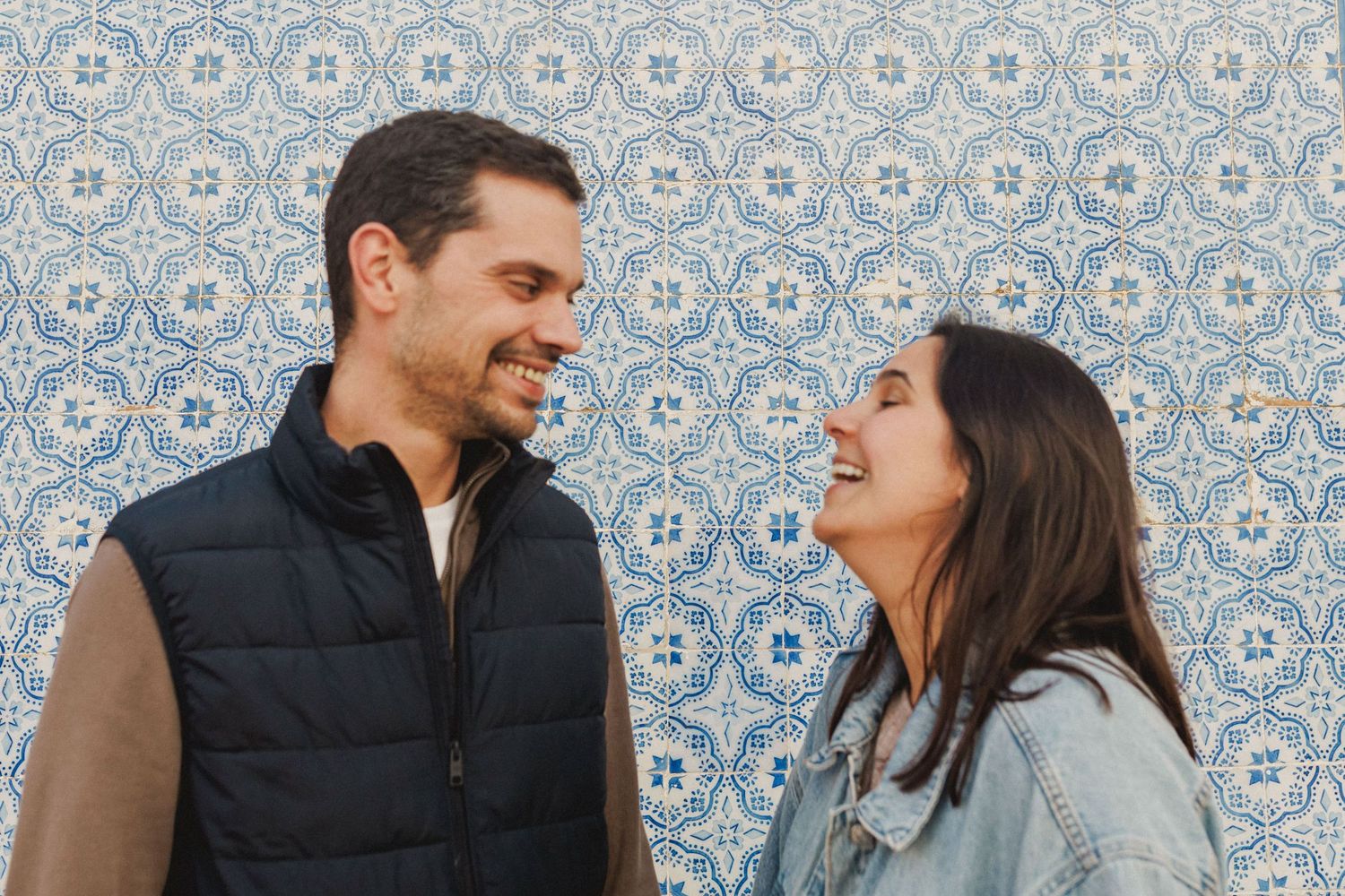 Romantic couple posing against classic blue azulejo wall in Baixa Lisbon engagement photoshoot