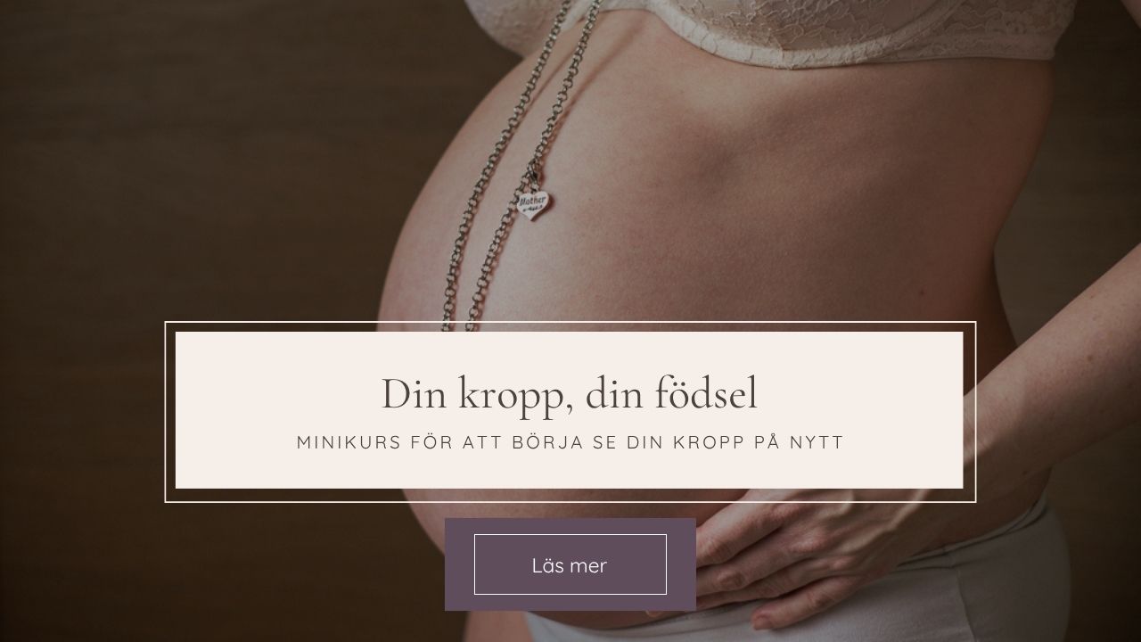 Svartvit bild på en nyfödd bebis som tittar in i kameran. "Din väg till en trygg födsel" står framför + en lila knapp med texten "läs mer"