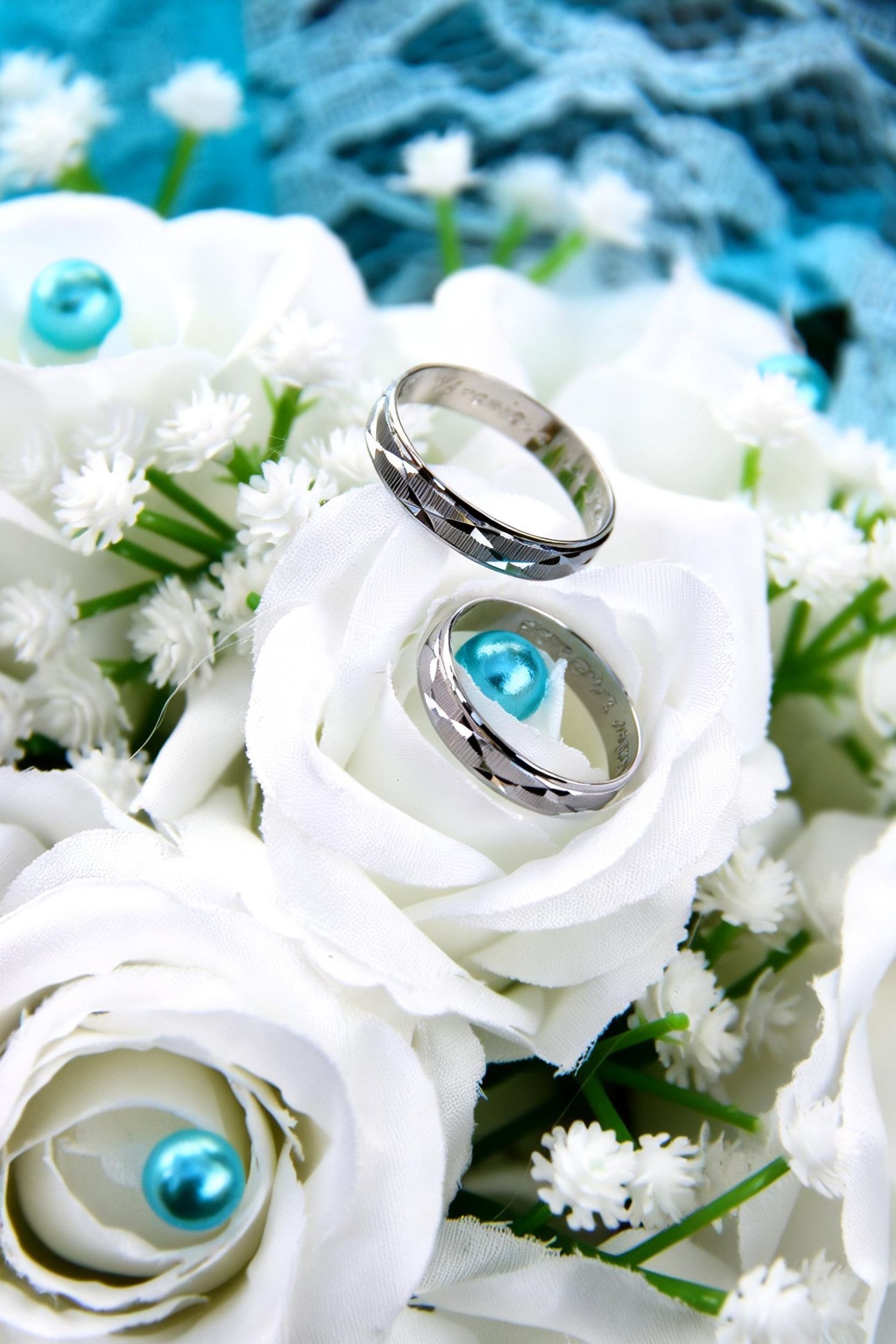 Alliances posées sur bouquet de mariée, détail élégant de mariage capturé en Hauts-de-France