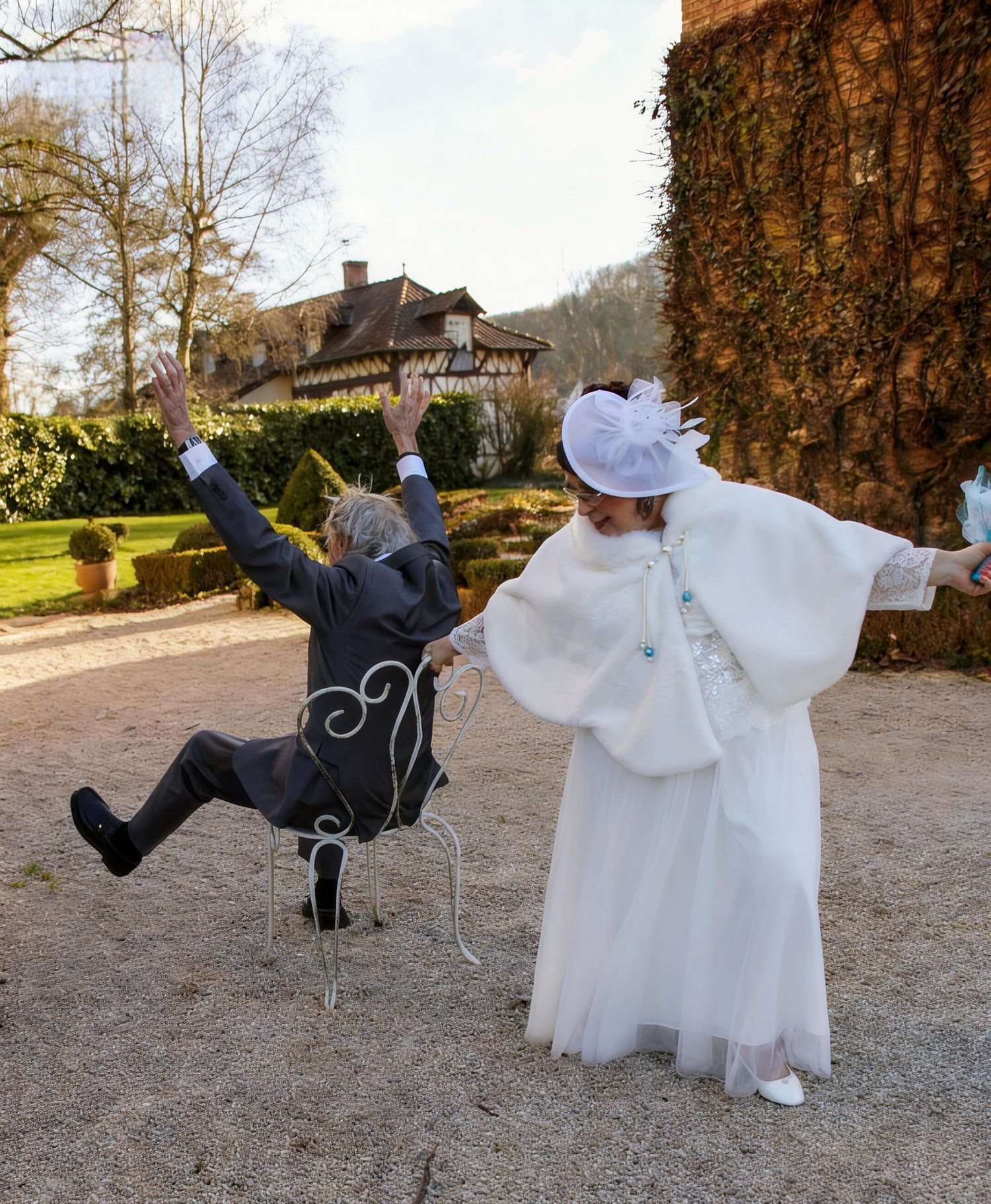 Moment spontané et drôle des mariés, complicité et émotion captées en mariage en Hauts-de-France