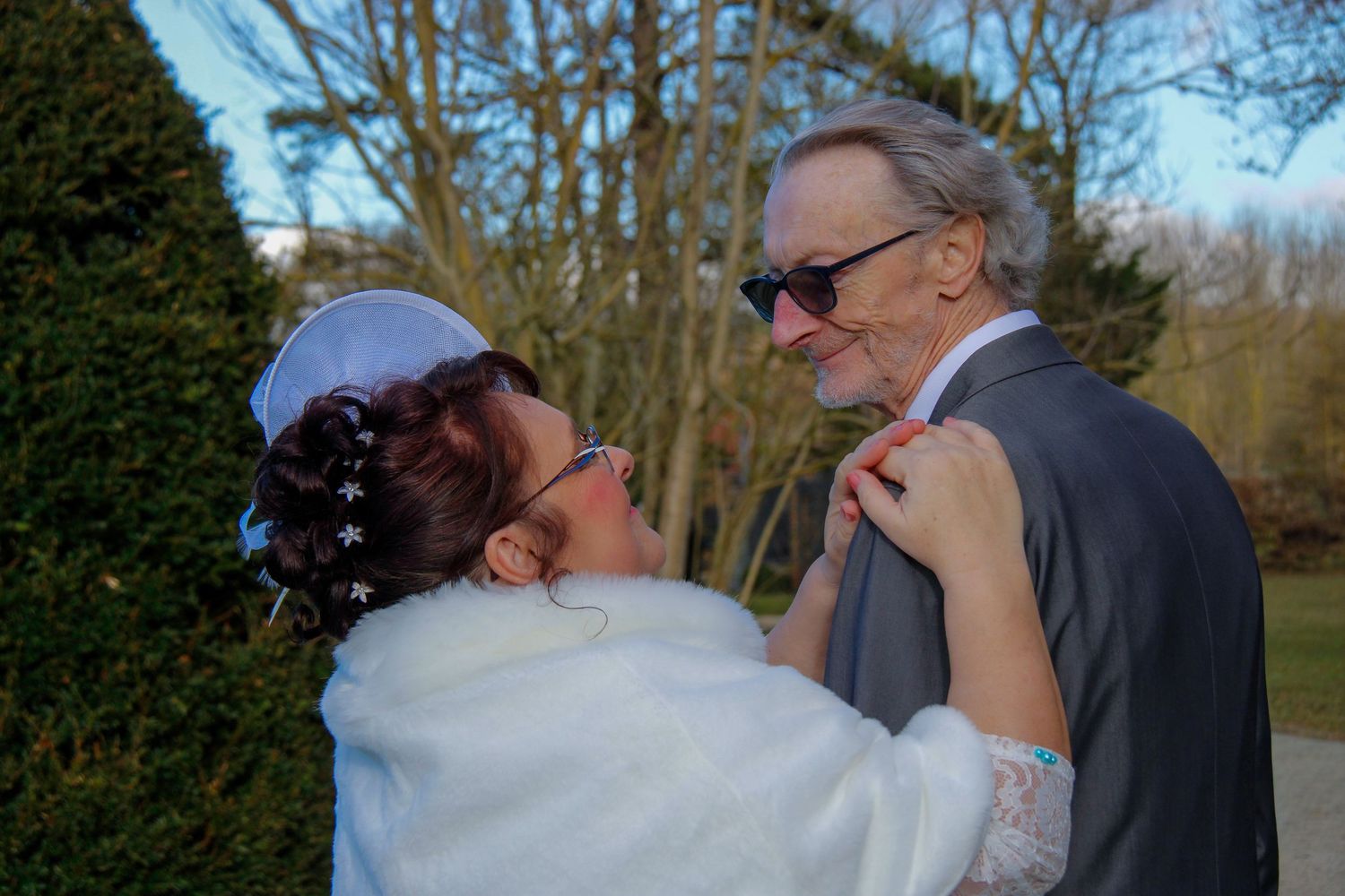 Couple de mariés échangeant un regard tendre, moment d’émotion capturé en Hauts-de-France