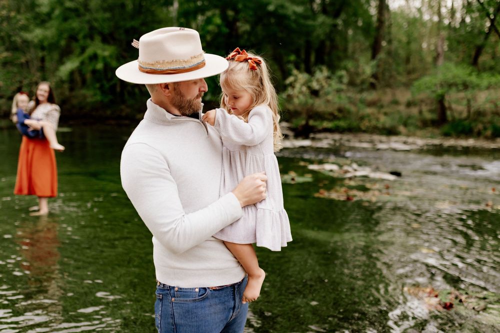 Storytelling outdoor family photographer in Marion indiana