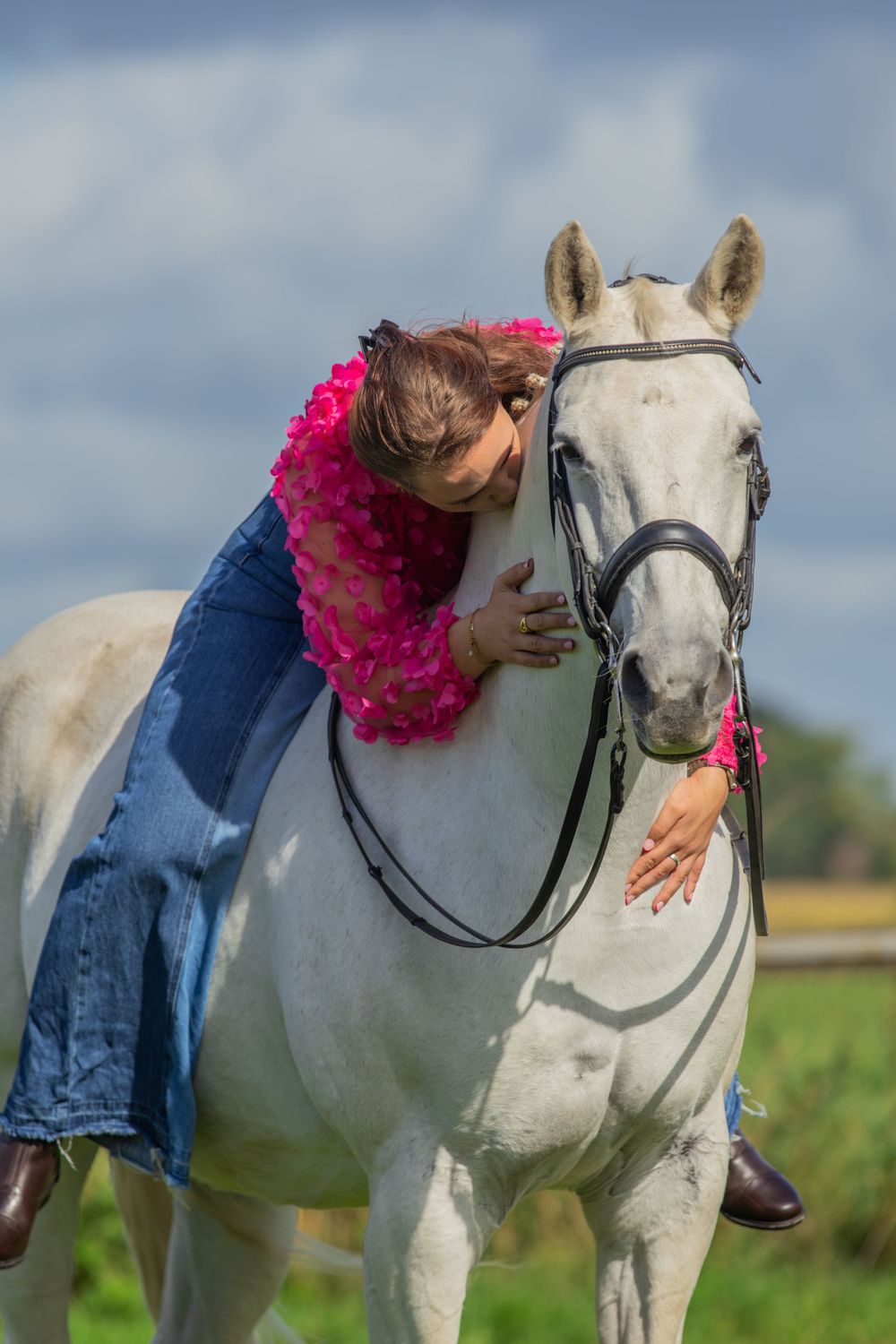 meisje op wit paard met roze shirt