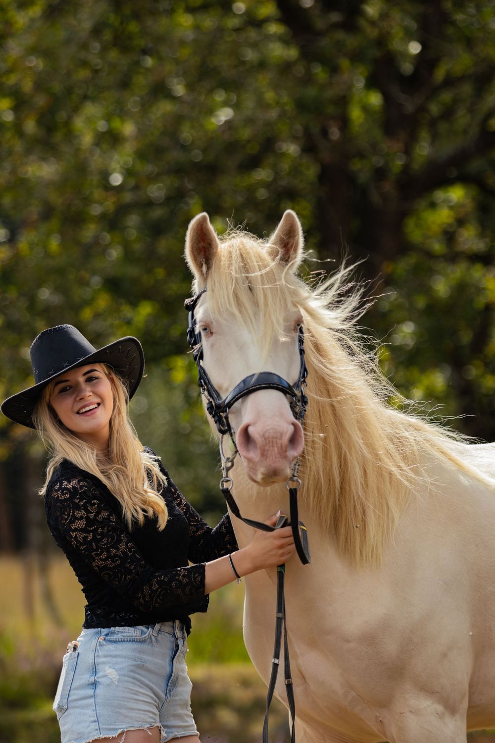 Palamino pony met meisje met hoed op