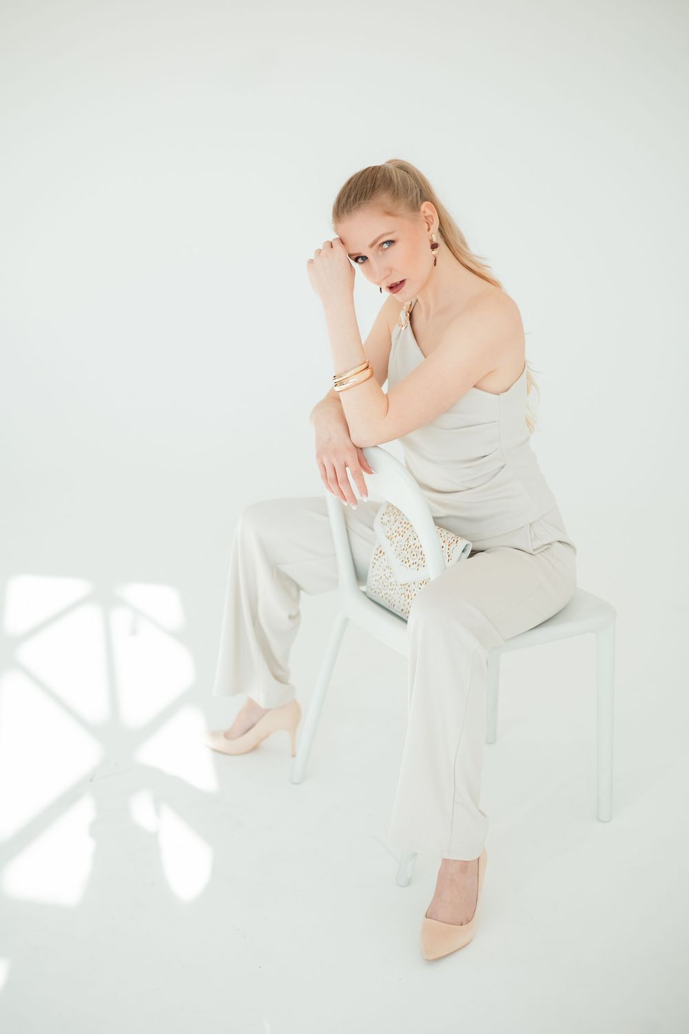 Elegantný biznis a fashion portrét ženy v štúdiu. Profesionálna ateliérová fotografia, Žilina.