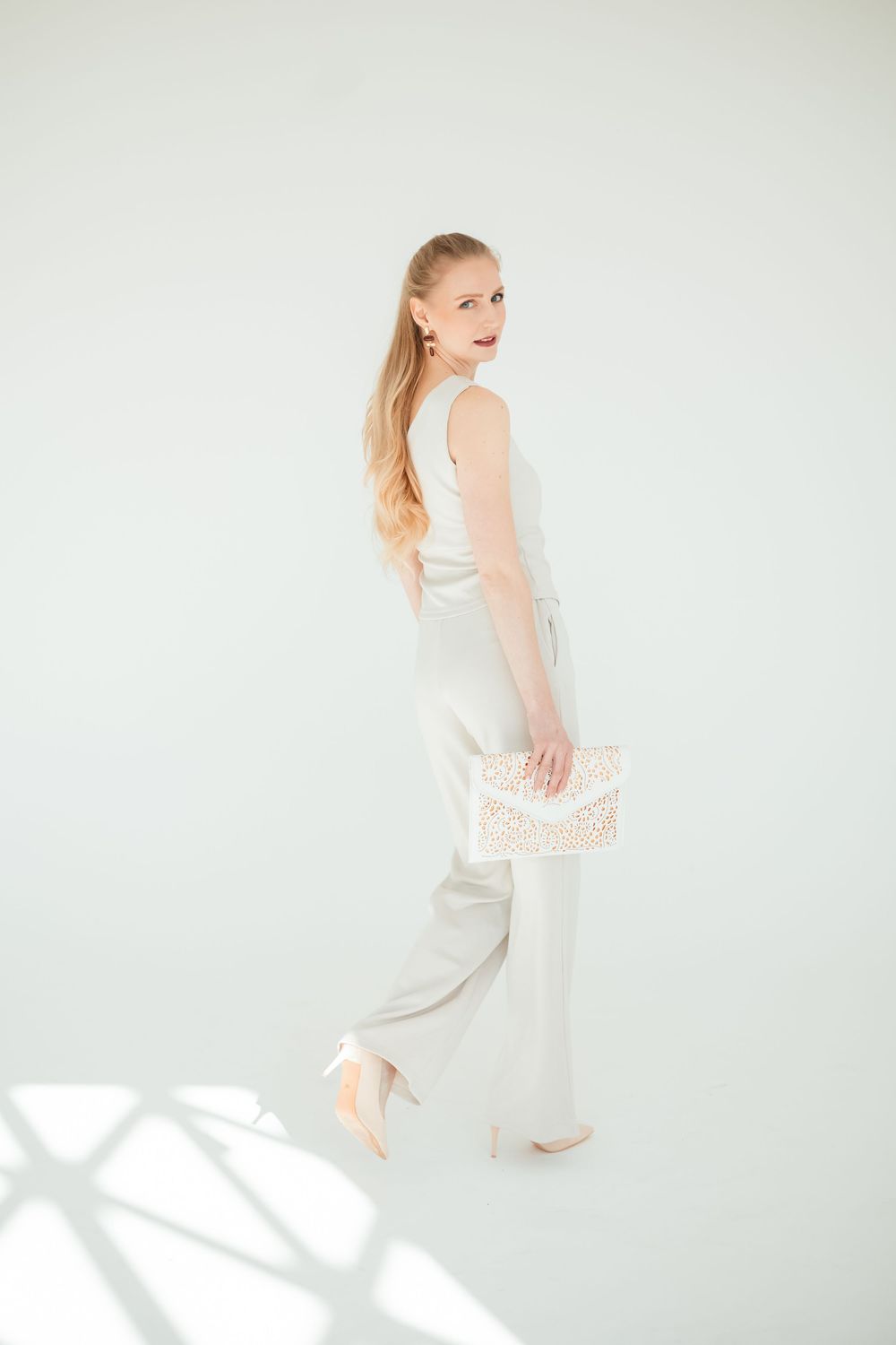 Módna a fashion fotografia v minimalistickom ateliérovom prostredí. Portrétny fotograf Rajecké Teplice.