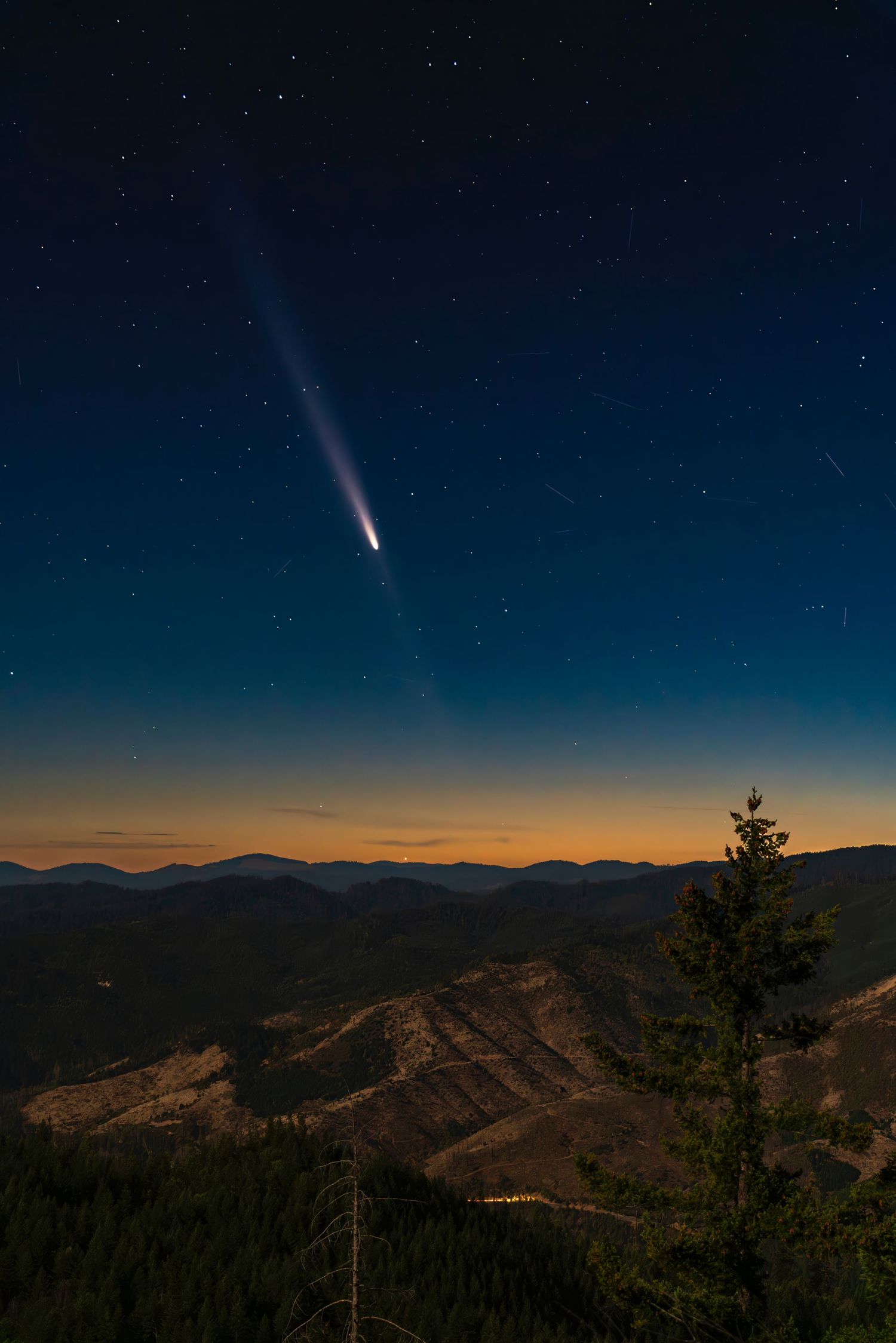 Comet C/2023 A3 - Tsuchinshan - ATLAS - Southern Oregon sky. Nightscape.