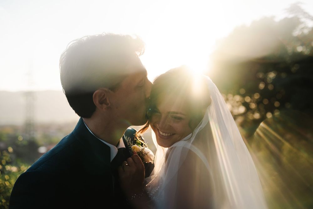 Un romantico tramonto che cattura un momento intimo tra una coppia che sta festeggiando il loro matrimonio in liguria