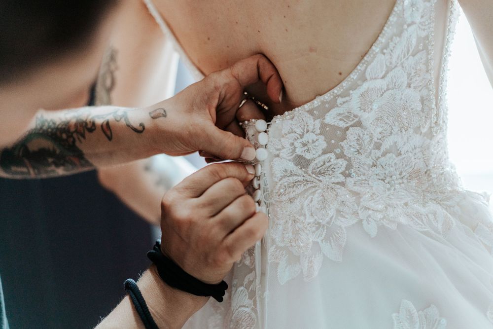 Preparazione abito sposa aiuto della sorella per un matrimonio alle Cinque Terre in Liguria Italia