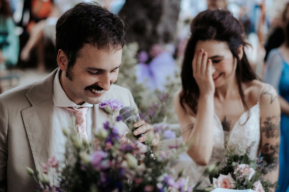 Momento divertente di una coppia durante il rito civile del loro matrimonio a La Spezia a Montemarcello