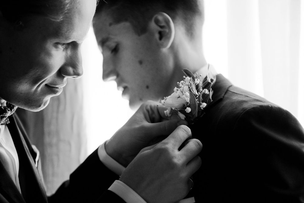 Preparazione dello sposo durante la mattinata del matrimonio a Parma