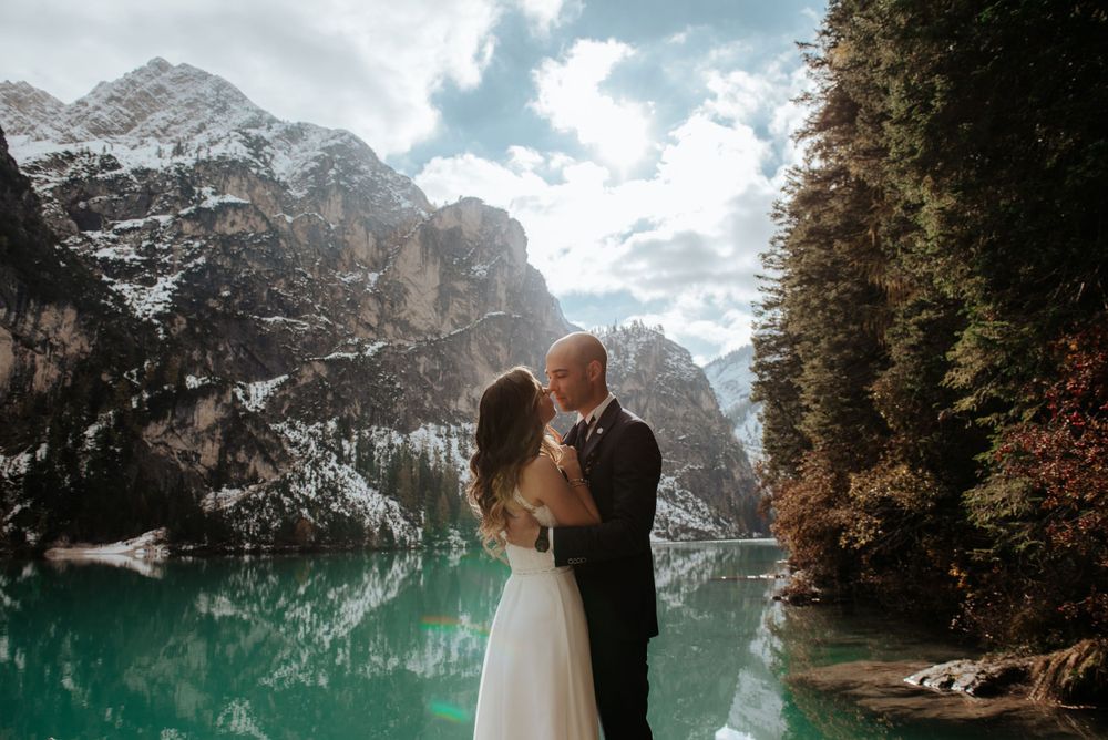 Foto di coppia di sposi matrimonio sul Lago di Braies in Trentino Alto adige con lo sfondo del lago