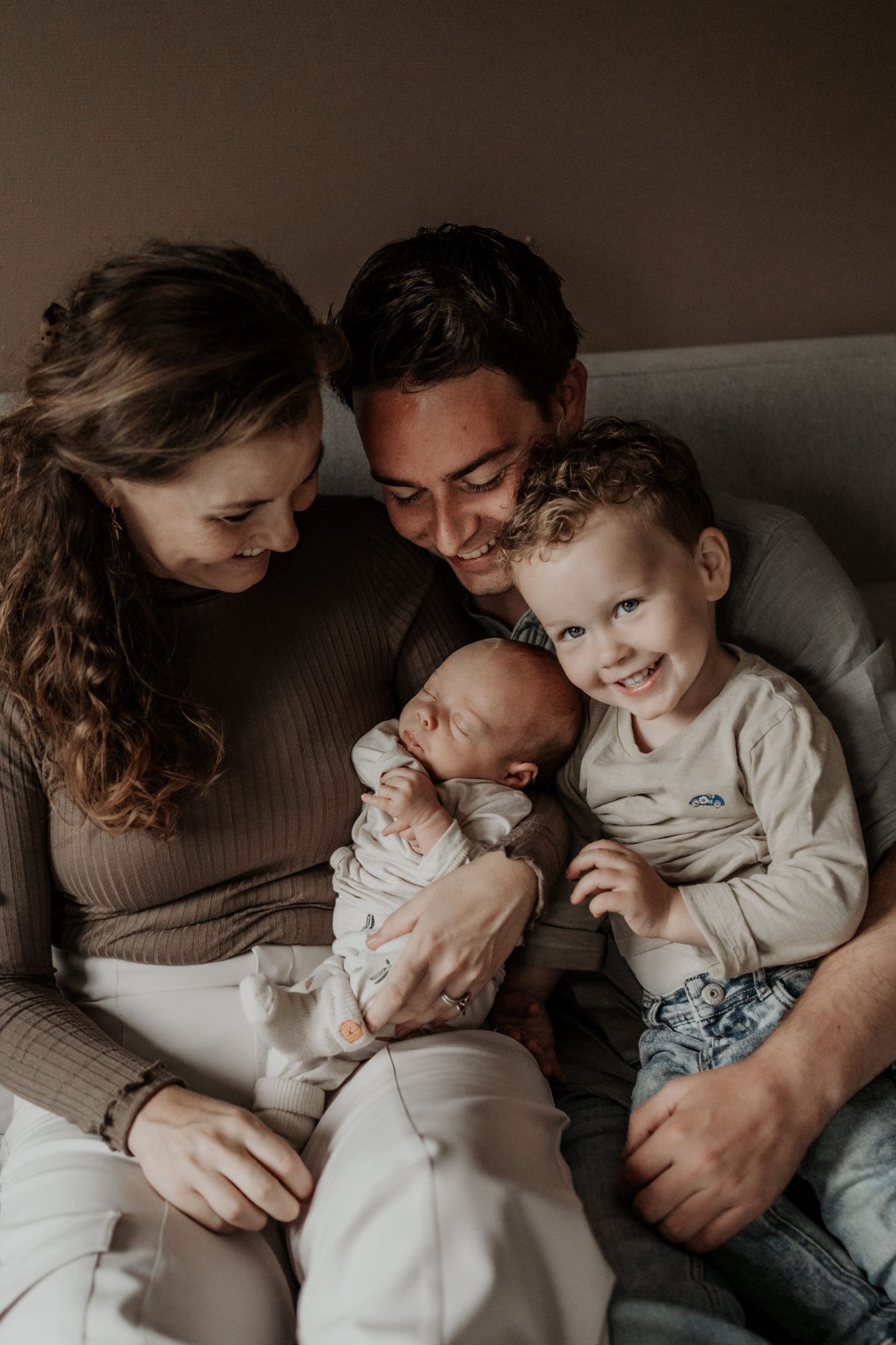Liefdevol gezin tijdens newbornshoot