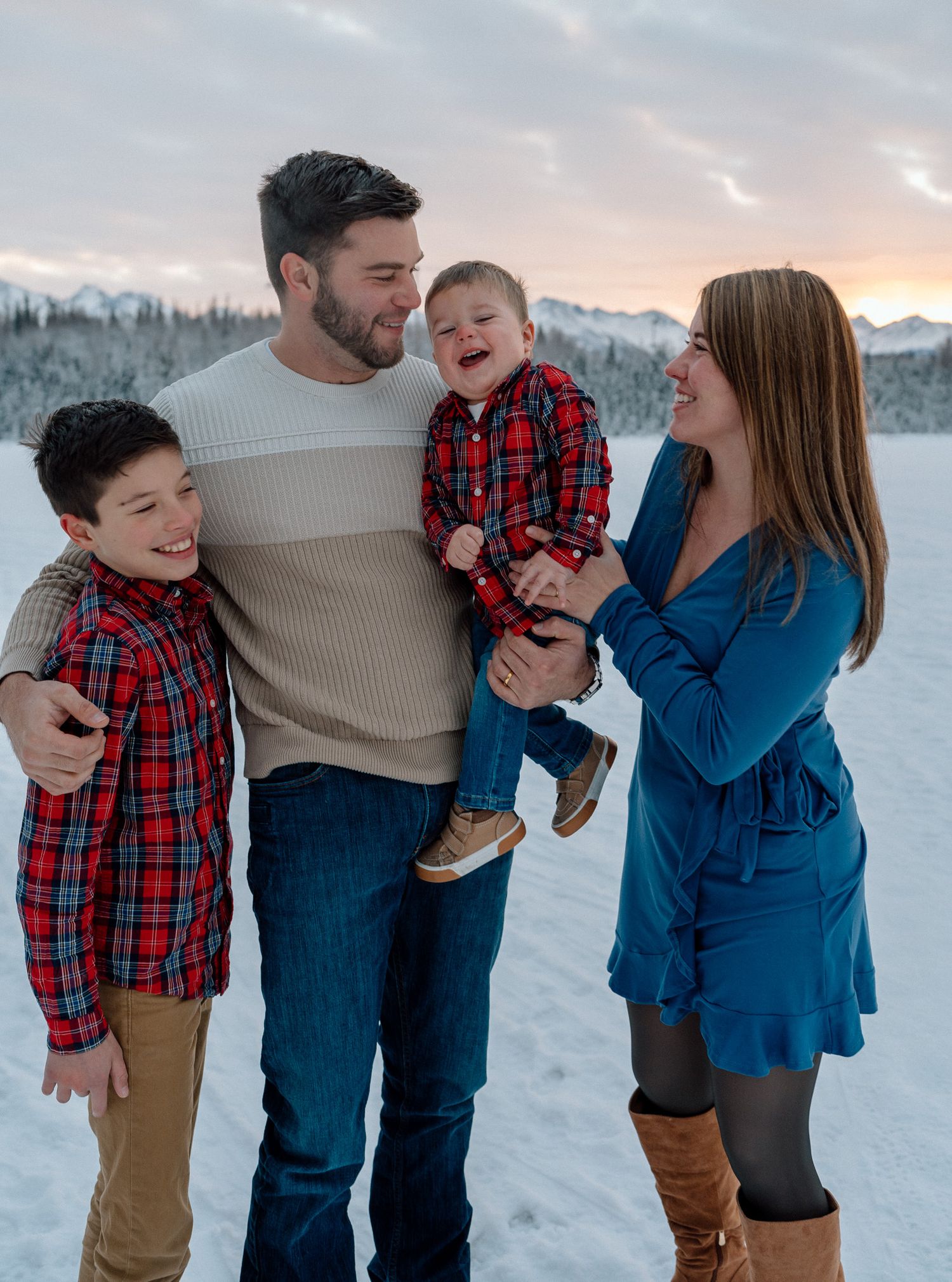 All smiles for a beautiful family of 4