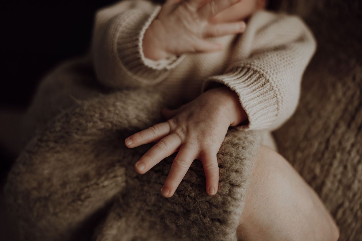 Close up van babyhandjes.