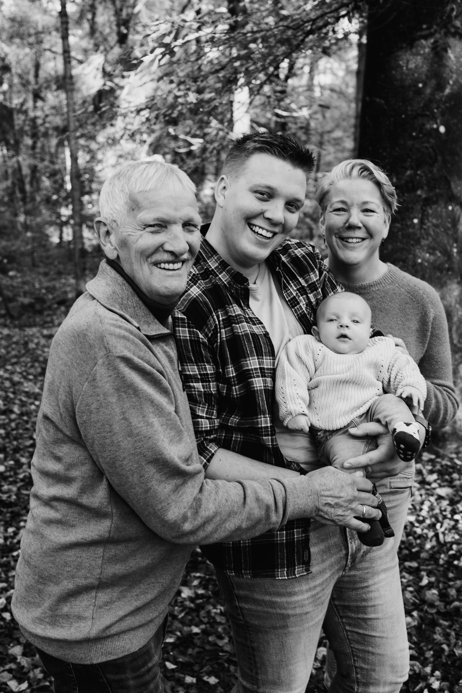 PixCel Fotografie portretfotograaf vier generatieshoot 4 generaties baby foto's Zwolle Heerenveen spontane fotografie fotoshoot