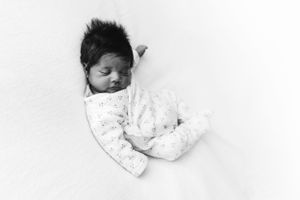 Ritratto in bianco e nero di una neonata.fotografia newborn in provincia di Alessandria.
