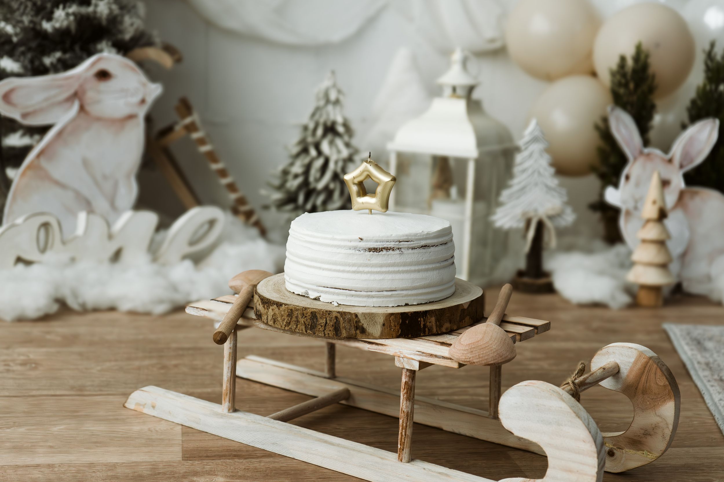 tortina per bambini vera su slitta personalizzata per servizio smashcake con set a tema bianco natale.