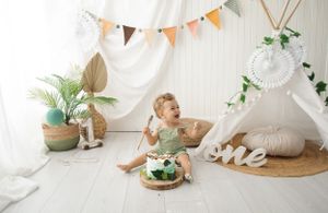 Studio decorata di bianco e piante per un servizio fotografico Smashcake tema giungla.