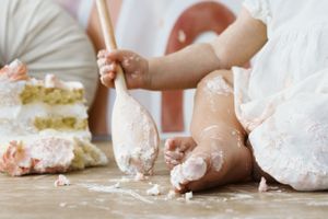 Dettagli servizio smashcake, cucchiaio, panna e piedini sporchi di panna.