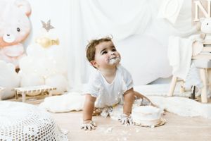 Servizio fotografico per bambini con decorazioni a tema bianco e neutro.